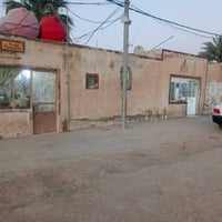 نصف دونم لبيع يحتوي على بيتين البيت الاول مساحته 250 متر يحتوي على ثلا...