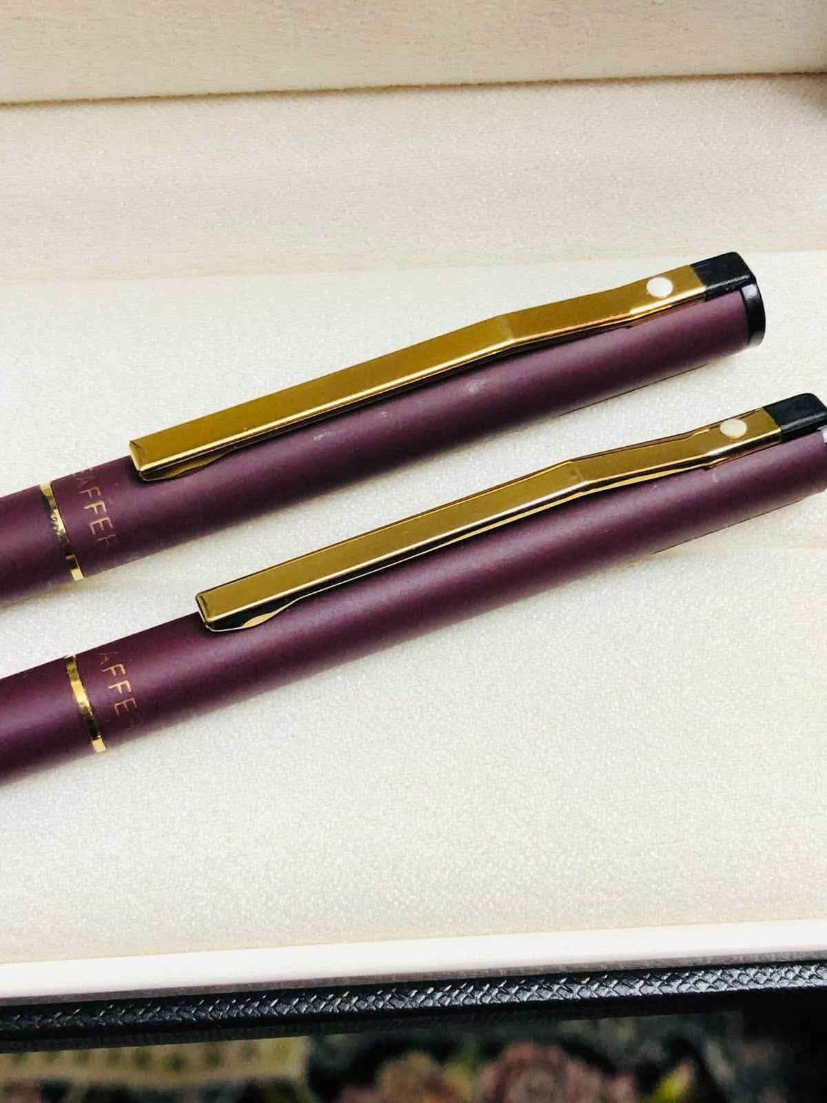 سيت أقلام شيفر ( Sheaffer) 
أمريكي اصلي انتاج الثمانينات 
حجري مع طلاء الذهب 
ريشه طلاء ذهب 
حبر - جاف - الحجم F  
السعر ٨٠  الف 
للاتصال ***********
