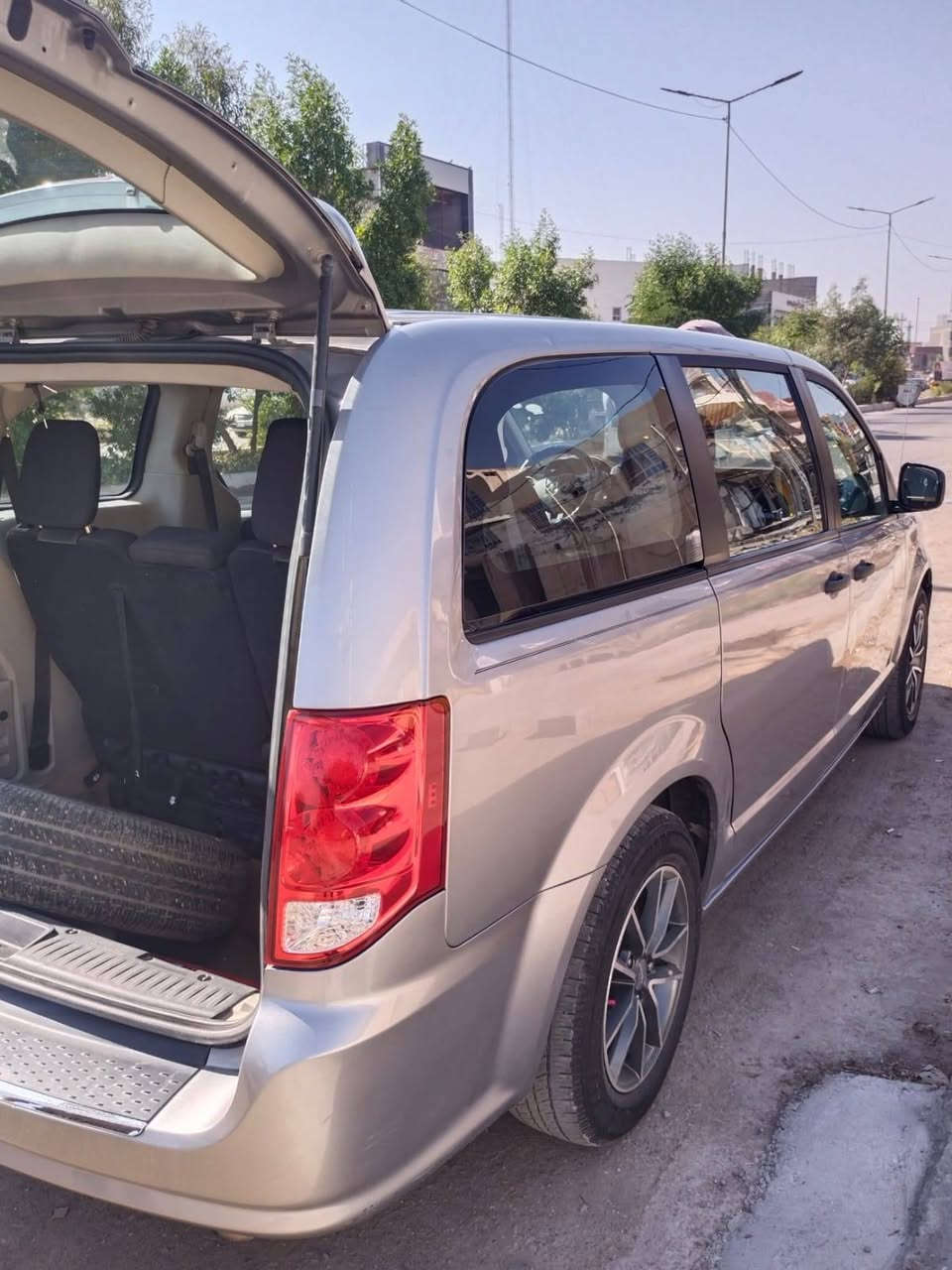 دوج كراند كرفان موديل 2019
أبواب كهربائية وصندوق كهربائي

شاشة كبيرة
گير  ومحرك 3500 مكفولات
تحكمات ستيرن

مثبت سرعة

تشغيل عن بعد

كشنات منفصلة vip

قطعتين تبريد

شاشة اعطال

حادثها فقط البنيد ومبدل هنا ثلاث قطع بلاديات والقطع الاصلية موجودة والسونار مرفق بالصور مع صور الحادث 

السعر 148 وبيها مجال

العنوان  ديالى بعقوبة ***********
