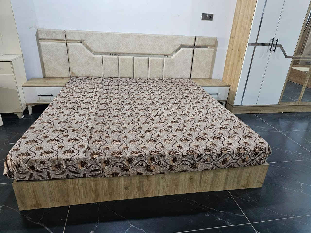 غرفة نوم تركي للبيع اخو جديد شرط النظافه 100% غرفه كامل حلوه درجه اولى سعرها مناسب اي استفسار يراسل صفحه او يخابر على رقم *********** مكان كركوك كركوك, العراق
