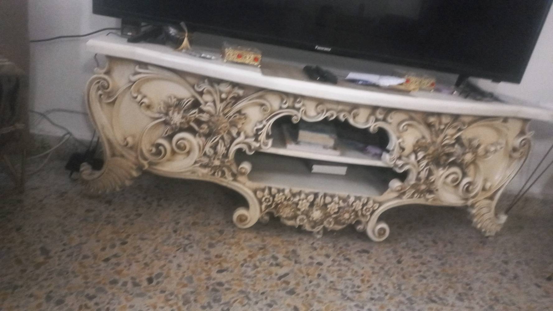 فاترينة  وكونسيل وميز تلفزيون ومبز طعام و٤ كراسي