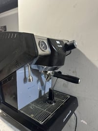 مستخدمة شهر • ١٢ ورقة