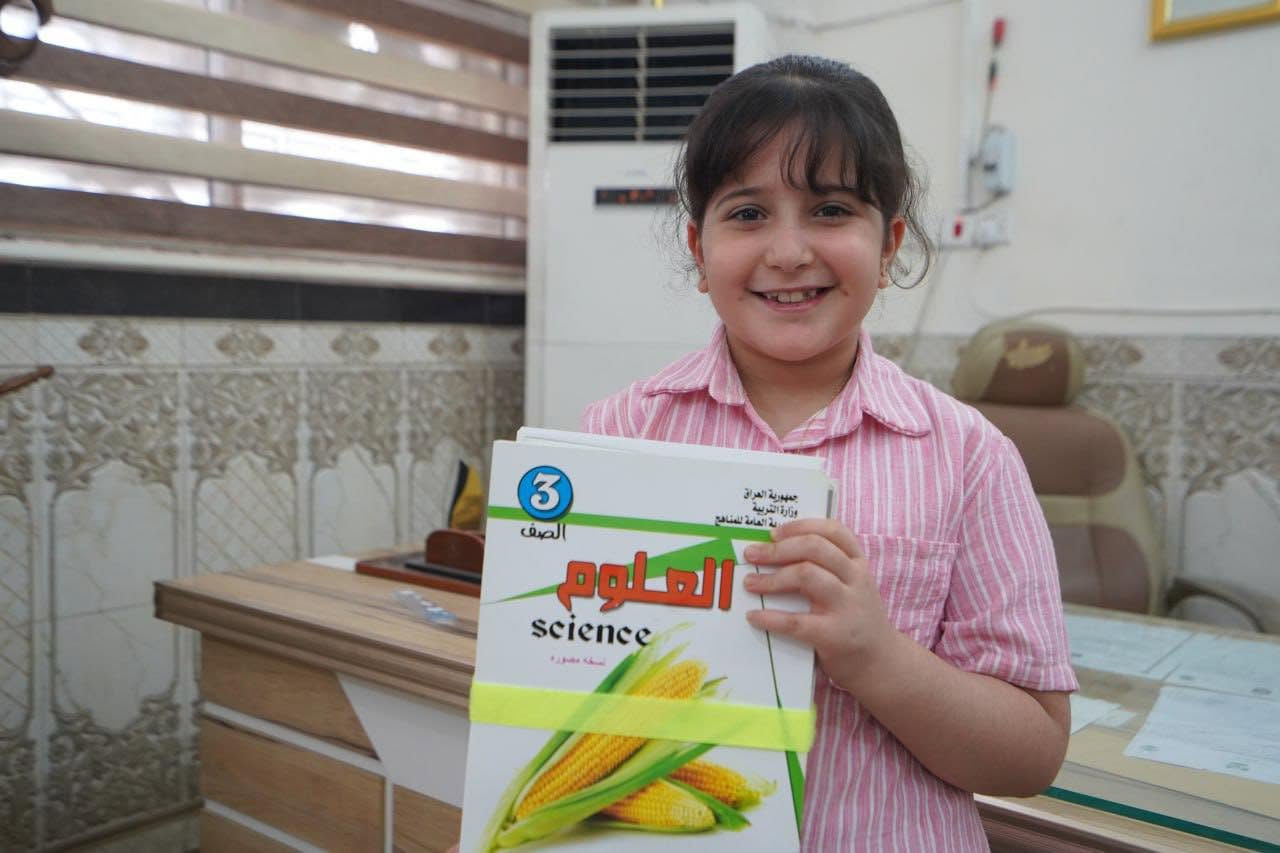 مدارس الأسطورة • النجف الأشرف • توزيع الكتب