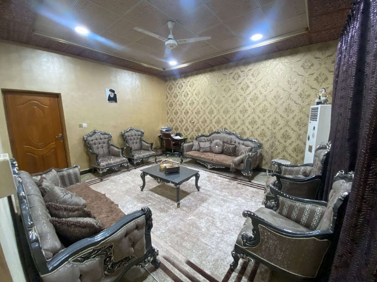 السلام عليكم بيت للبيع بمساحه200 متر ركن بالمهندسين طابقين طابق الاول طابوق سنه بناء 2010والثاني ثرمستون سنه البنا 2104 طابق ثاني يحتوي على مشتمل معزول تتكون من غرفه وصاله وستقبال وصحيات السعر 355 مليون وقتبل للتفاوض
للاستفسار مكتب عقارات الحافظ الكائن في القبله حي المهندسين قرب دائره ماء المهندسين 
للتواصل *********** ☎️
