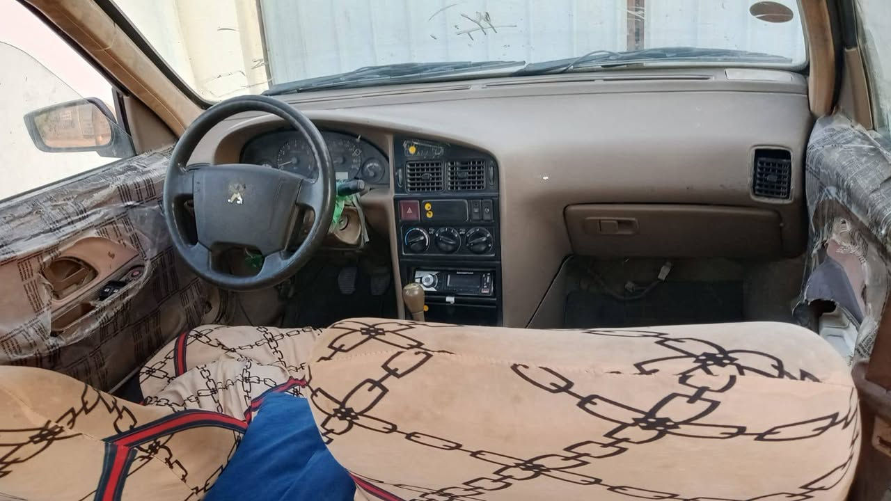 سلام عليكم
سياره بيجو للبيع اصولي رقم الاماني مثل ما موجوده بصوره 
كلشي شغال مابيه نقص كهربائيات لاتات عالي ناصي جامات 
السياره مكاني نجف كوفه مداور ثاني يوم تريد وكاله هم ترهم 
السعر ب16ورقه ومجال بسيط 
***********
***********
