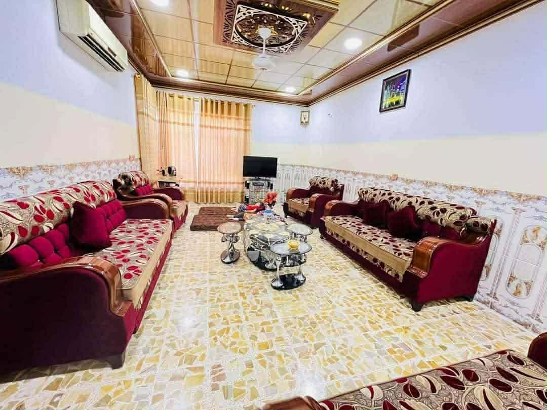 🛑 دار "لقطة" للبيع في حي الملايين الأولى 🛑
فرصة ذهبية للسكن الراقي في واحد من أجمل المواقع وأكثرها طلباً!
📍 الموقع: حي الملايين الأولى - مقابل معمل الأخشاب.
📐 المساحة: 345 متر مربع.
⬅️ الواجهة: 11 متر (واجهة شرحة ومميزة).
🎯 المميزات وتصميم الدار (طابق ونص):
• الطابق الأول:
• 3 غرف نوم واسعة.
• استقبال فخم + هول داخلي بتصميم حديث.
• مطبخ (حار بارد) نظام عصري + مخزن إضافي.
• حديقة منزلية مرتبة + كراج سيارة واسع جداً.
• الطابق الثاني:
• غرفة نوم إضافية + بيتونة واسعة.
✨ الدار متكاملة من كل النواحي وجاهزة للسكن.
📞 للاستفسار والتواصل مباشرة:
***********
***********
ضفاف النيل للعقارات والمقاولات العامة
خياركم الأنسب لعقارات الموصل
