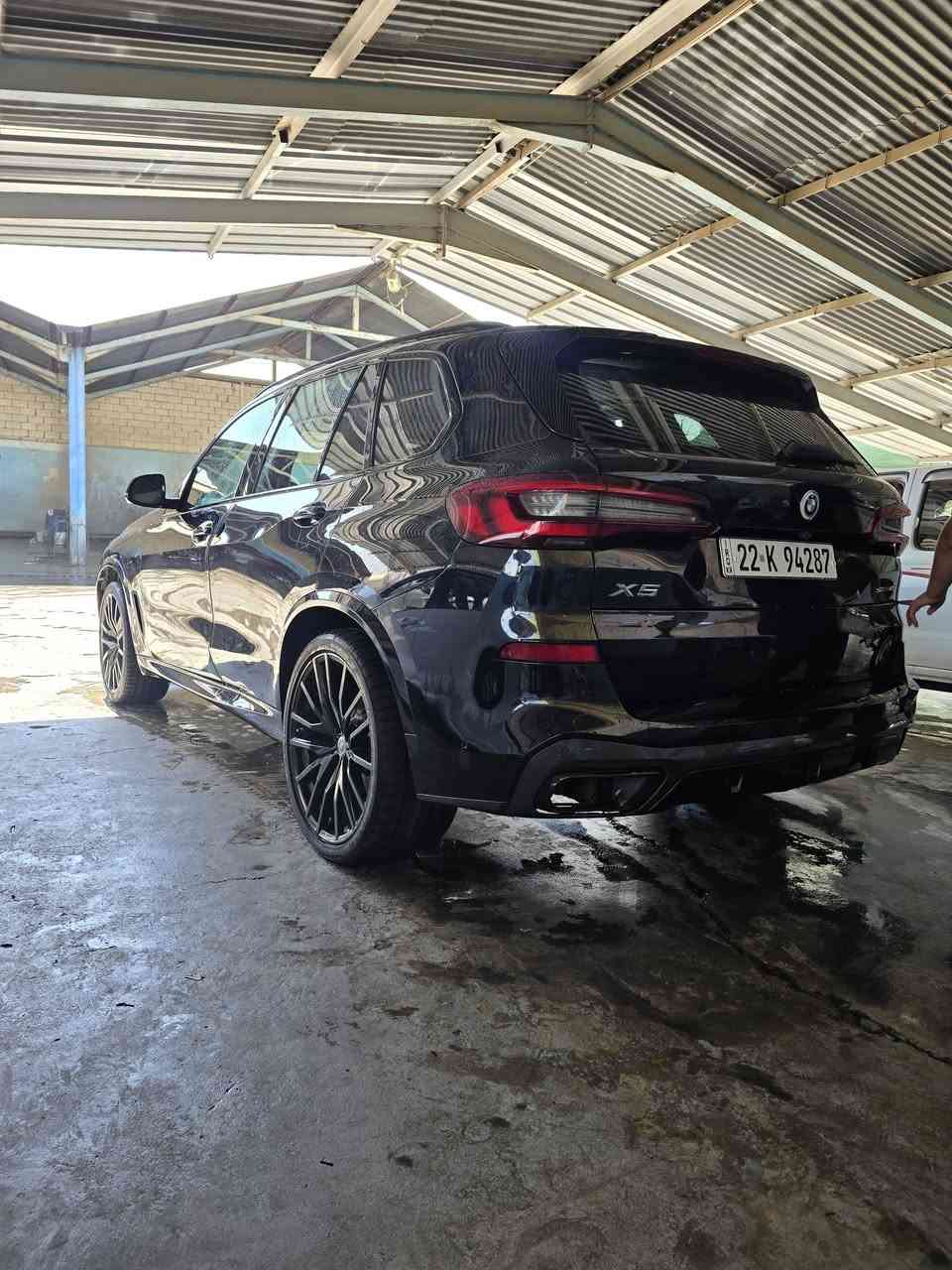 سيارة BMW X5 SDrive40i M Sport للبيع 
 الموديل: 2022
⚙️ المحرك: 6 سلندر خطي توين تيربو TwinPower Turbo
🔧 السعة: 3.0 لتر
💪 القوة: حوالي 335 حصان
🚀 العزم: حوالي 450 نيوتن.م
⚙️ ناقل الحركة: أوتوماتيك Steptronic Sport –8 ٨ سرعات
🛞 الدفع:Sdrive
📍 الممشى. 41000  ميل

⭐ مواصفات

• حزمة M Sport الرياضية
• تصميم خارجي M Aerodynamics
• اطارات M Sport قياس 22 إنش تو سايز
• فرامل M Sport
• نظام تعليق Adaptive M Suspension
• مقود M رياضي متعدد الوظائف
• شعارات M Sport
• فتح وإغلاق كهربائي للشنطة الخلفية
• فتحة سقف بانورامية
• مقاعد جلدية
• مقاعد أمامية كهربائية
• تدفئة المقاعد والمقود
• تحكم أوتوماتيكي بالتبريد 
• عدادات رقمية Live Cockpit Professional
• شاشة وسطية كبيرة مع نظام iDrive 7
‏• Apple CarPlay
• نظام صوتي فاخر
• كاميرا خلفية وحساسات اصطفاف
• أنظمة BMW للمساعدة على القيادة والسلامة ادناه : 
• Blind Spot Detection مراقبة النقطة العمياء 
• Lane Departure Warning مثبت مسار
• Forward Collision Warning مانع تصادم امامي
• نظام مراقبة المشاة في الشارع
• أنظمة الثبات والفرملة الإلكترونية
• تشغيل وإيقاف المحرك أوتوماتيكياً
• داتا شو 
• إضاءة LED
• تشغيل بدون مفتاح Comfort Access
السعر 38000 
رقم صاحب السيارة : ***********
واتساب
