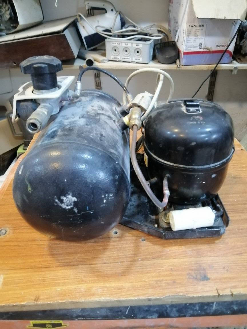 كومبريسر هواء صغير جدا للاعمال البسيطه والصغيره جاهز شغال..البيع لأعلى سعر
بغداد الشعله
