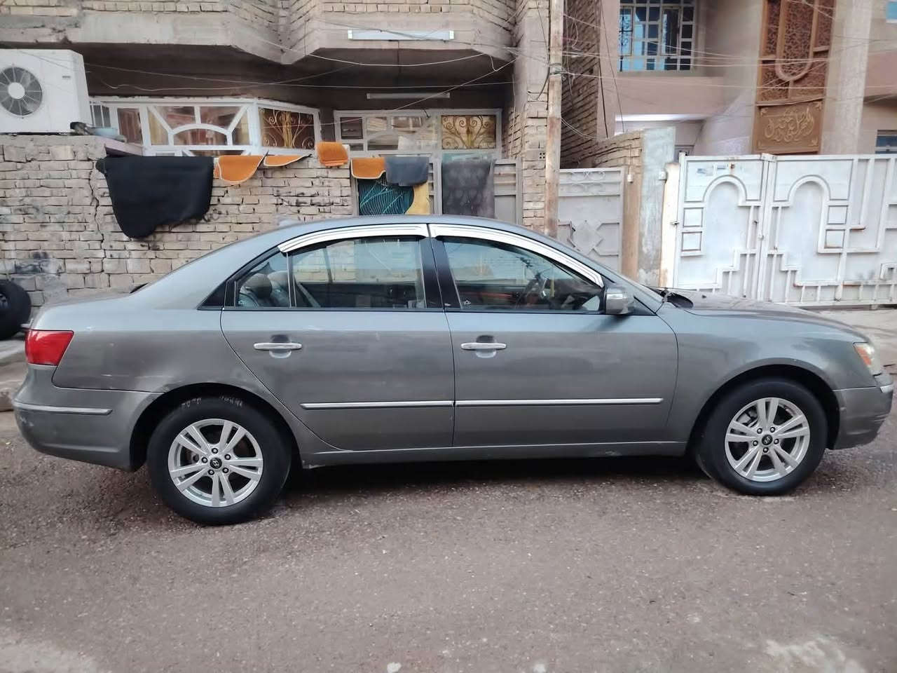 سلام عليكم سوناتا 2009 وارد امريكي سياره جاهزه كير مكينه 2400 تبريد صدر امامي خلفي  رقم انكليزي  جاهزه مجهزه تجي وشوف بعينك  ظرر نص جاملغ ونص باب  صايره ظربه بنصهن يعني الباقي كله بدون ظربه بيه شي بسيط صبغ بس بيع حزام  وكشره كبال عينك بصور كله واظح***********  سعر98 وبيه مجال بغداد الشعله
