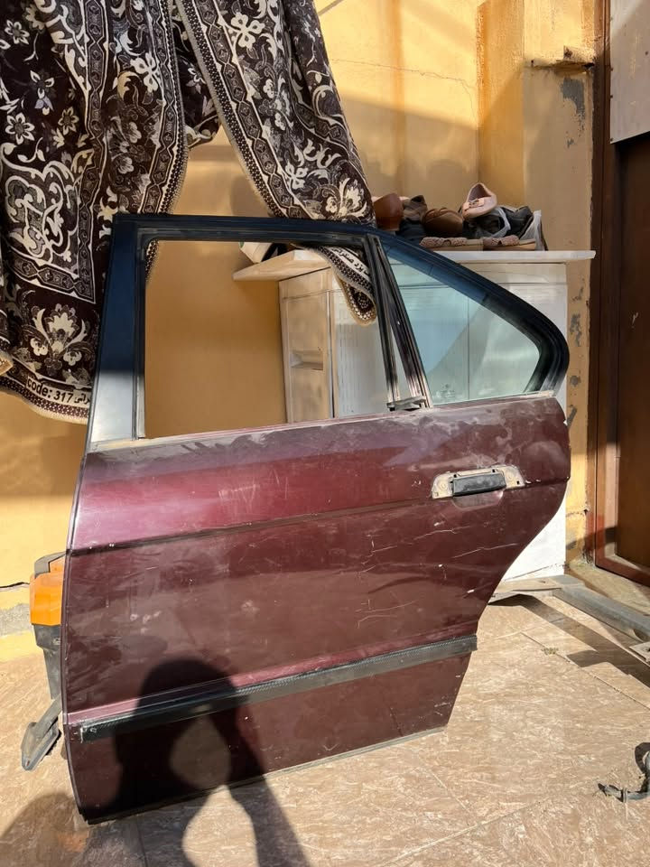 سلام علیک برایان
ئەم دەراگایانە بۆ فرۆشتن بەلاش بەلاش 
٣ دانە دەرگای دواوە دانەی ٢٥٠٠٠ 
١ دەرگای سایەق کاملی ئەشیای پێوەیە ٧٠ هەزار
لە ڕانیەم کێ ویستی تەلەفۆن بکات
***********
