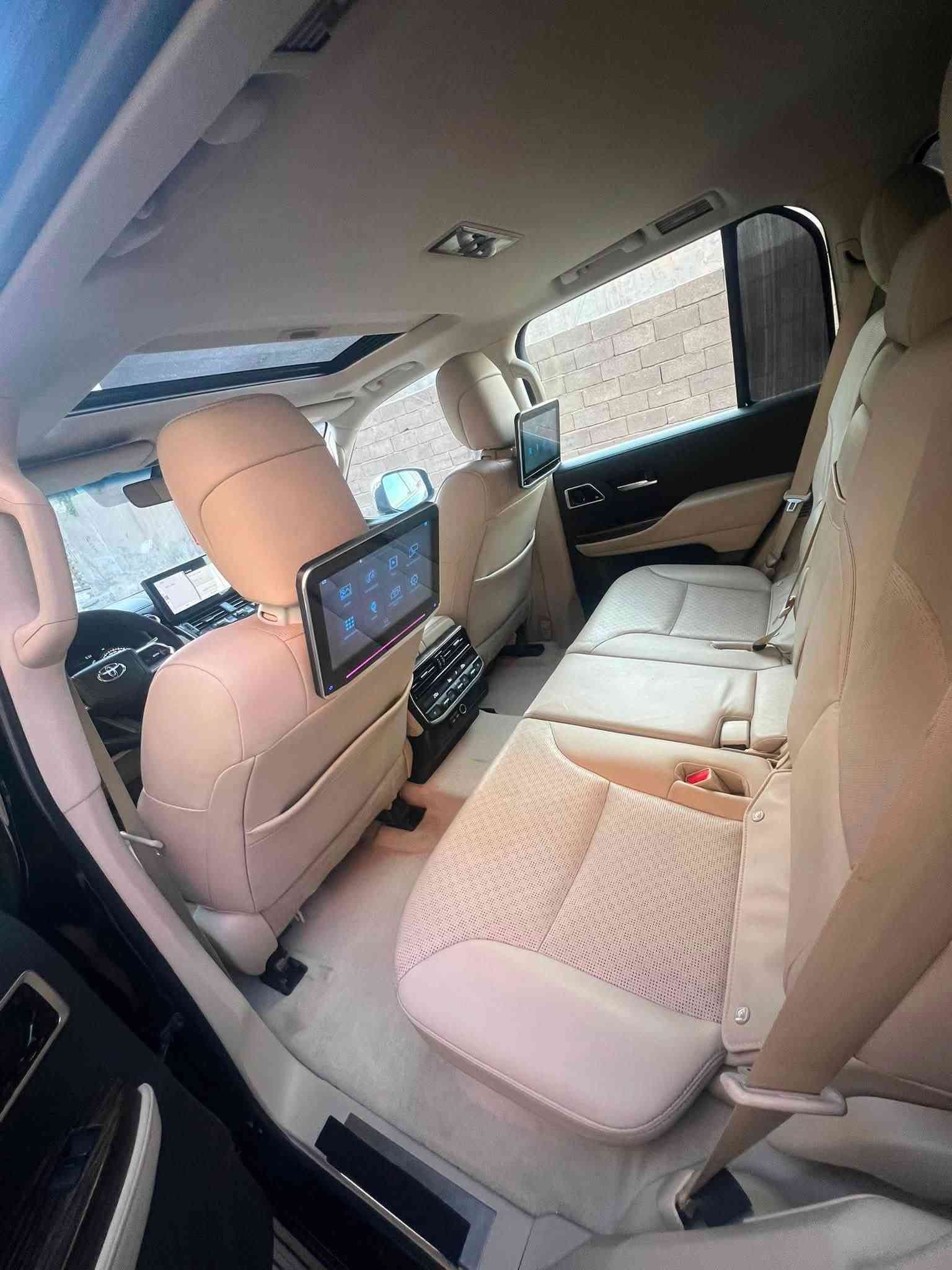 السلام عليكم 
تويوتا لاندكروز 2023 V.X LIMITED باب اول SAS مكفولة كفالة عامة 
ماشي 40.000KM
المواصفات :
بصمة 
فتحة
بردة خلفية 
فول تحكم ستيرن 
كراسي كهربائي 
‎كراسي خلفية كهرباء + تبريد 
كراسي امامية تدفئة تبريد +كهرباء+ ميموري 
‎ لايت امامي 3 عدسات
شاحن لاسلكي
شاشة كبيرة
شاشات خلفية 
‎فتحة سقف بصمة 
‎تعديل مسار 
‎سماعات JBL
‎دشبول ديجيتل 
اوتو هولد
‎سايد بريك دكمة
‎ستوب لايت ليد
وبعد هواي مواصفات
السعر 675 ورقة
هـ *********** 
مكاني بغداد
