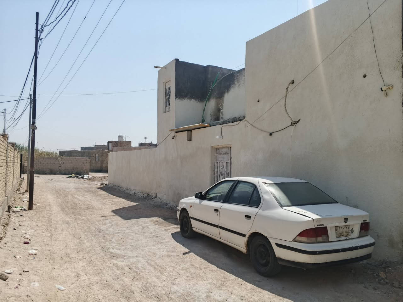 بيت للبيع سكك الشارع العام مقابل حسينية الكوثر قرار محكمة مساحة ٢٠٠ ترميم جديد بورسلين الأرضية مجاري جديدة للشارع لبخ جديد ونثر البيت بية رباط صب بوك الشبابيك غرفتين وهول مطابخ حار وبارد مناور حماما خارجية البيت عالي عن شارع درجتين السعر ٤٦ وبية مجال *********** صاحب البيت
