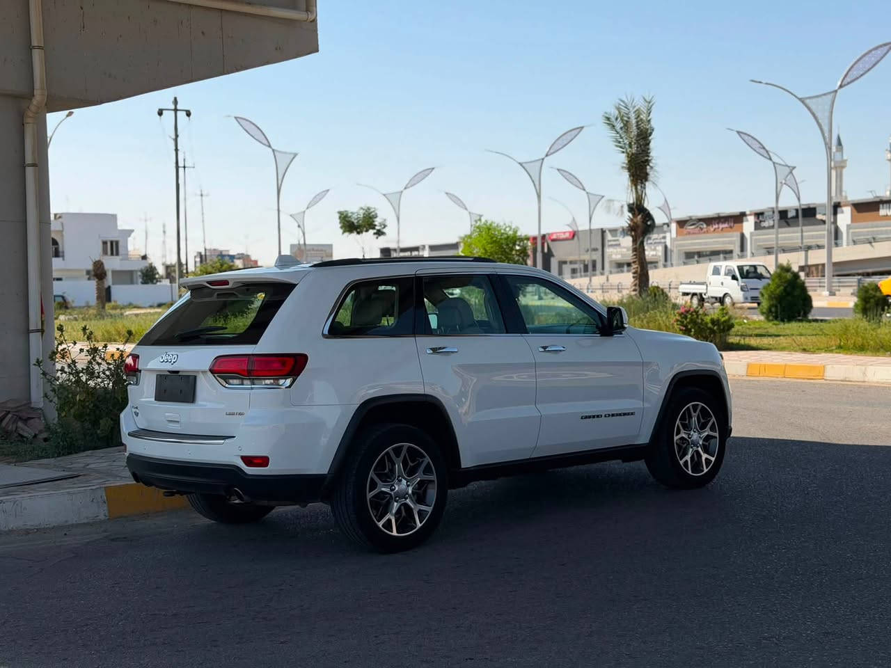 Jeep Grand Cherokee 2020 خليجي فول 1/1 - فئة / Limited Plus 
بانوراما، ويل 20 كروم، لايت عدسات LED، وحساسات امامية خلفية 
المحرك والميكانيك - وارد خليجي
•  المحرك: 3.6 لتر V6 Pentastar - 6 سلندر - 295 حصان 
•  الكير: اوتوماتيك 8 نمر ZF
•  الخليجي : راديتر تبريد اكبر، مروحة اقوى، فلتر هواء صحراوي، ودهن يتحمل حرارة
المواصفات الخارجية اللي مبينة بالصورة
•  سقف بانورامي يفتح بالكامل 
•  صندوق كهربائي يفتح بالقدم
•  لايتات زينون + LED نهاري + كشافات ضباب
•  ويل 20 انج كروم الماسي
•  دخول ذكي بصمة على 4 ابواب + تشغيل عن بعد
•  حساسات امامية وخلفية + كاميرا خلفية 
•  مرايا كهربائية بيها تدفئة وطي اوتو

داخلية الفول فول
•  المقاعد: جلد طبيعي لون بيج ، تدفئة وتبريد تدفئة ستيرن 
•  كهرباء: كراسي امامية كهرباء بذاكرة 8 اتجاهات، ستيرن كهرباء
•  الشاشات: شاشة كبيرة 8.4 انج Uconnect تدعم ابل كاربلاي واندرويد اوتو + شاشة عدادات 7 انج ملونة

انظمة الامان والرادارات 
•  رادار امامي + مانع تصادم اوتوماتيكي + مثبت سرعة متكيف
•  مراقبة النقطة العمياء + تنبيه حركة خلفية 
•  تحكم على المنحدرات Hill Descent Control
•  8 ايرباك، نظام ثبات ESP، مانع انزلاق، ABS، حساس ضغط اطارات، نظام تنبيه السائق
- بيها صبغ جامرلغ سايق طرف سايق وربع بونيد 
اي استفسار ***********
سعر 230$
