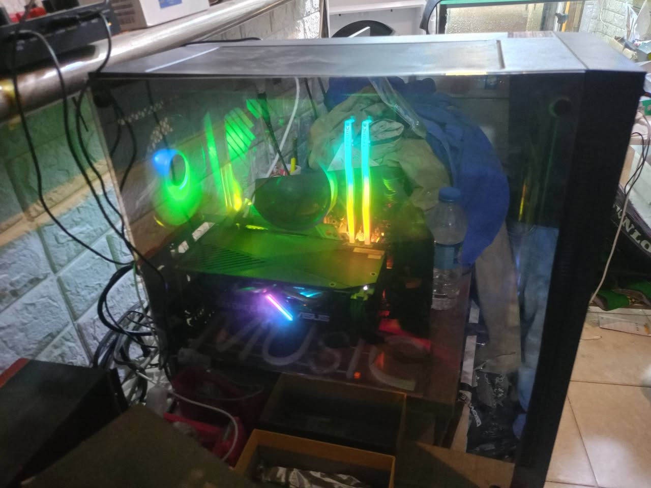 case gamdias 4x fan
CPU: Ryzen 5 3600X
CPU Cooler: AMD Stock Cooler
Ram: (2*8) 16GB 3200mhz T-
Force RGB
Motherboard: Asus Prime X470 pro
GPU: RTX 2060 Super Asus 2x Fan
Hard: 256GB SSD
PowerSupply: 750 WATT
80+ Bronze

سعر 425 دولار***********
