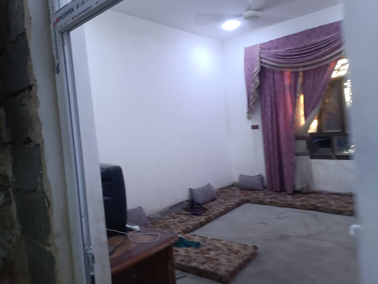 بيت لبيع تسيس مي وكهرباء كامل غررف 2+ستقبال +مطبخ +صاله/بي غرفه كامله  بيض //مساحة القطعه 400//سند 25 زراعي وتحويل //السعر 30 بي مجال شي بصيط //رقم الهاتف ***********

