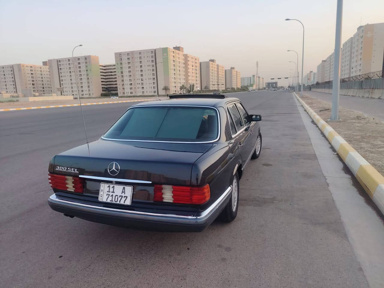 السلام عليكم مرسيدس جامبو سودة موديل 1990 مكينة وكير كفالة تدفئة تبريد شغالة ثلج دبل فيت بم جديد نوزلات جديدة بلكات جديدة رقم بغداد تحويل ثاني يوم باسمي سلايت روف شغال داخل احمر بردة خلفية شغالة كهرباء اربعة جام كهرباء مصبوغة عام الجمالية فقط مكفولة كفالة عامة من الضربة او الخياس باب طويل السيارة بيه شلعة شك الكاع شك مابيه نقص برغي واحد الاستفسار *********** مكان السيارة بغداد
