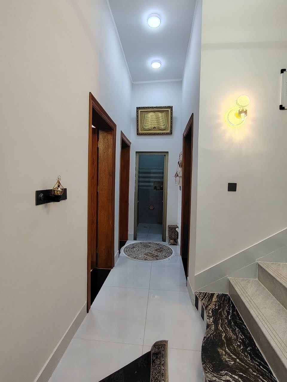 🏡 بيت للبيع
📍 الموقع: خنيطة – شارع الحمداني.

📍 ركن على شارعين، وجميع الخدمات متوفرة.

📐 المساحة: 100 م² (10 × 10).

✅ سند زراعي.

✅ بناء درجة أولى من الطابوق والكونكريت.

مواصفات البيت:

- استقبال.

- صالة داخلية.

- غرفة نوم.

- مطبخ حار / بارد.

- صحيات داخلية وخارجية.

- ديكورات وتشطيبات درجة أولى.

✅ منفذ وفق خريطة هندسية وتحت إشراف هندسي.

✅ الدور الثاني مصمم وجاهز للبناء مستقبلاً.

📞 للاستفسار والمعاينة، التواصل مع مكتب الضامن للعقار. ذي قار سوق الشيوخ خنيطله شارع الكراج *********** #سوق_الشيوخ#تشطيب_درجة_أولى#مكتب_الضامن_للعقار
