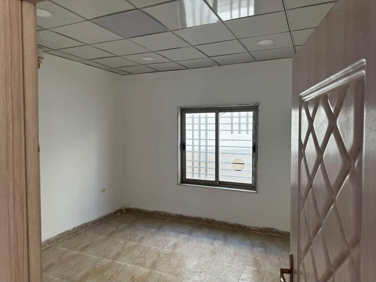 السلام عليكم بيت للبيع مجمع القريه الذهبيه
جاهز للسكن 
مساحه 200 متر 
3 غرف نوم 
طابقين 
مقدمه 50 مليون 
شهري 660 الف 
بدون سنوي 
سعر الكلي 175 مليون 
للأستفسار ***********
