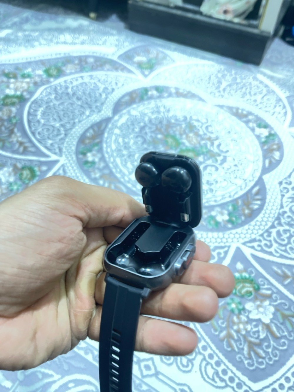ساعة ابل • سماعات بلوتوث • مستخدمه