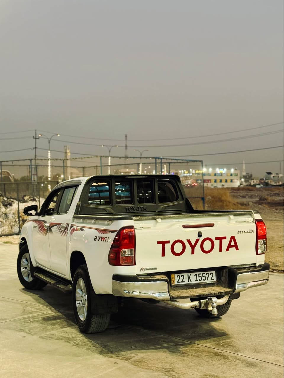 TOYOTA-HILUX-2016
گێڕ عادی و گێڕ و مەکینە بەشەرت سەیارەکە  
دوو بست بۆنیتی بۆیاغە جەمپێکی دواوەی هەیە لایەکی بۆدیەکەی بۆیاغە لایەکەی تری تەحدیلە بەقەد ژێر پیاڵەیەک دەرگای سەکنی بۆیاغی تیایە سەیەرەیەکی جوان و خاوێن و بێ کێشەیە 
*********** أربيل, العراق
