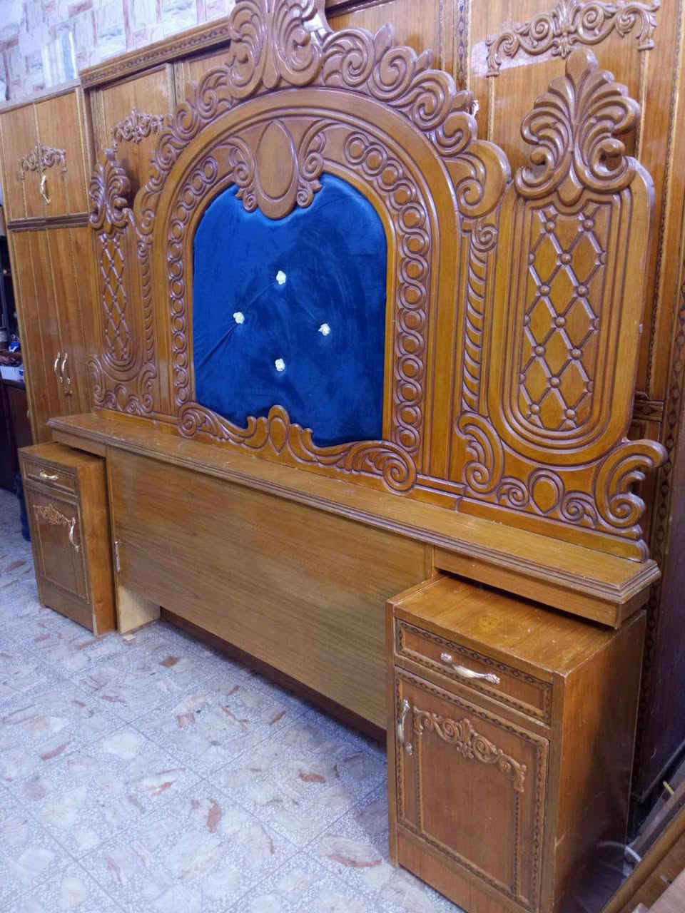 السلام عليكم 
غرفه4 ابواب نظيفه سعر 500بيه مجال وابيع حسب الطلب 
بوفيه صاج نظيفه سعر 100 بيه مجال 
مكان بغداد المشتل.. شراي واتساب ***********
