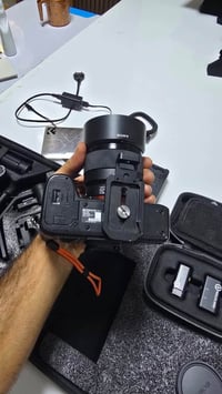 كامرا سوني a7iii  1,350 الشتر 10k نضافه 99% عدسة 50 mm.   / 250 بطارية...
