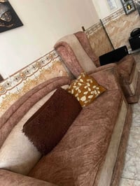 بيت للايجار ١٠٠م • طقم خشب ١٠ مقاعد • بلازما ٤٠ عطل