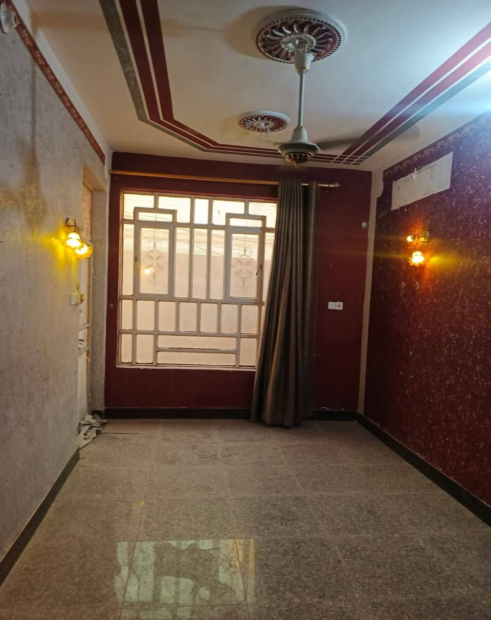 دار سكنية مميزة للبيع في موقع استراتيجي حيوي
الموقع: حي الطيارة، موقع ركن مميز بالقرب من أسواق العائلة (قريب من كافة الخدمات).
المساحة: 100 متر مربع (زراعي سند 25).
الأبعاد: الواجهة 6 أمتار | النزال 16.5 متر | الشارع 8 أمتار.
تفاصيل البناء والتقسيم:
الطابق الأرضي: غرفة نوم واسعة، صالة استقبال، هول داخلي، مطبخ، مجمع صحيات (داخلي وخارجي)، مناور للتهوية، وطارمة.
الطابق الثاني: غرفتا نوم، هول، مخزن إضافي، وسطح.
السعر: 135 مليون دينار عراقي (قابل للتفاوض البسيط للجادين).

للاستفسار  
[ ‏‪***********‬‏ ]
