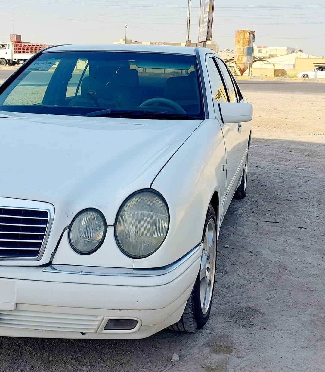مرسدس ام عيون 
على وضع الشركه بصمه
موديل 97 ابيض رقم اربيل
محرك 4 سلندر خراطيم اقتصادي بالبنزين
صبغ احزام مكفوله من ضربه قويه بيه شخط بالباب الخلفي السايق
تبريد شغال + ثلاجه 
منظومة زنون كاملة
سعر 80
***********
