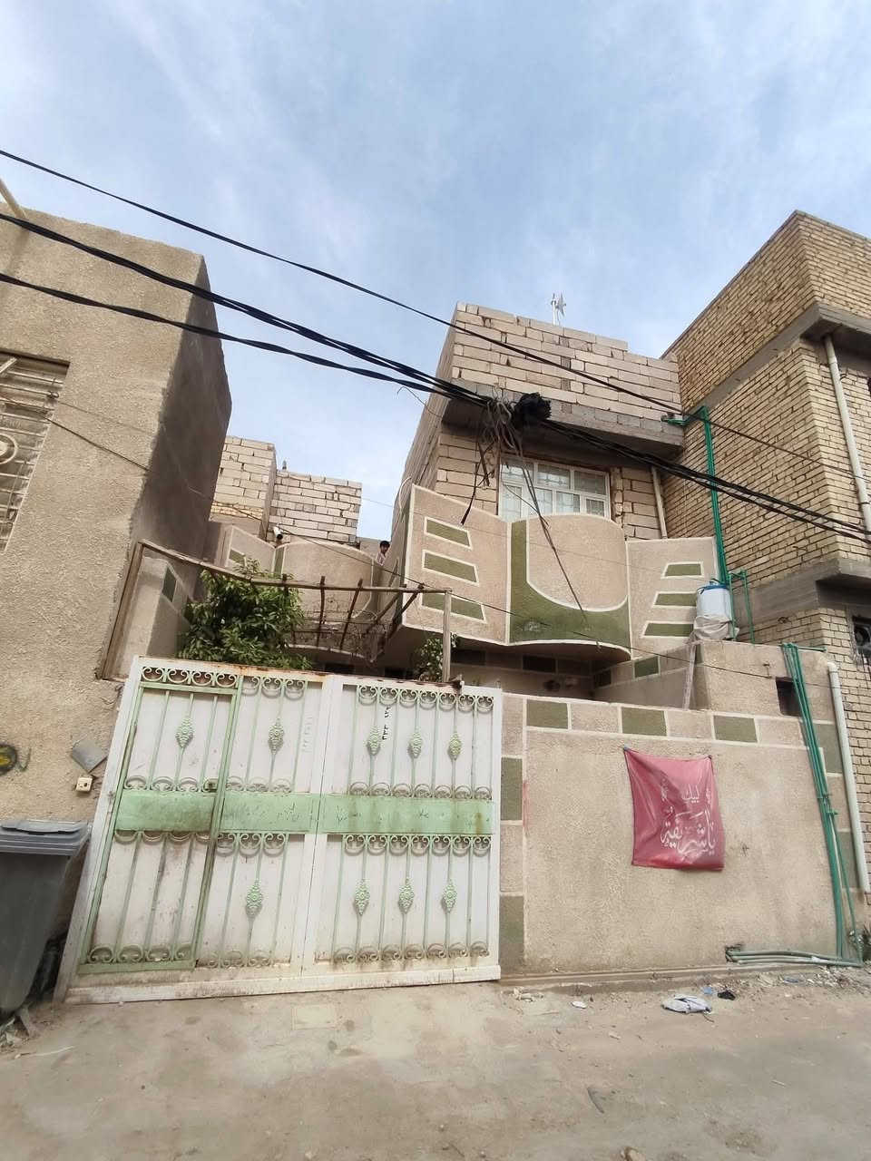 ‏عن مرقد الإمام الحسين (عليه السلام) حوالي 5 دقائق
‏اللهم صلِّ على محمد وآل محمد
‏
‏🏡 بيت للبيع في كربلاء المقدسة
‏
‏📍 الموقع: الشبانات الأولى – كنطرة السلام، مقابل قاعة محمد حلوة، بجانب مدرسة الجوزاء (الزوراء).🚗 يبعد  بالسيارة.🌳 منطقة هادئة وراقية ومناسبة للعوائل، كما يصلح ليكون حسينية.
‏
‏📐 المساحة:
‏
‏133 م² بالسند
‏
‏140 م² واقع حال
‏
‏واجهة 7.25 متر
‏
‏نزال 20
‏
‏🛣️ الخدمات:
‏
‏ماء ومجاري
‏
‏خط كهرباء ذهبي
‏
‏شارع عام 7 متر
‏
‏شارع فرعي صب
‏
‏يبعد 75 متر فقط عن شارع الزوار
‏
‏🏠 مواصفات البيت:
‏
‏طابقان
‏
‏5 غرف نوم (4 غرف كاملة وغرفة غير مكتملة)
‏
‏4 حمامات كاملة
‏
‏🔹 الطابق الأول:
‏
‏طارمة
‏
‏تواليت خارجي
‏
‏استقبال كبير
‏
‏صالة كبيرة
‏
‏مطبخ بارد
‏
‏مطبخ حار
‏
‏حمام
‏
‏غرفة نوم ماستر (سويت)
‏
‏السقف صب
‏
‏🔹 الطابق الثاني:
‏
‏3 غرف نوم كبيرة
‏
‏سطح أول
‏
‏سطح ثاني
‏
‏السقف صب
‏
‏📌 البناء:
‏
‏الطابق الأول بلوك
‏
‏الطابق الثاني فرمستون
‏
‏📄 السند:قرار محكمة (25) ومن المالك مباشرة.
‏
‏💰 السعر: 140 مليون دينار قابل للتفاوض.
‏
‏📞 للاستفسار والتواصل:*********** (واتساب متوفر)
‏
‏بيت جاهز للسكن ويستحق المشاهدة.
‏
