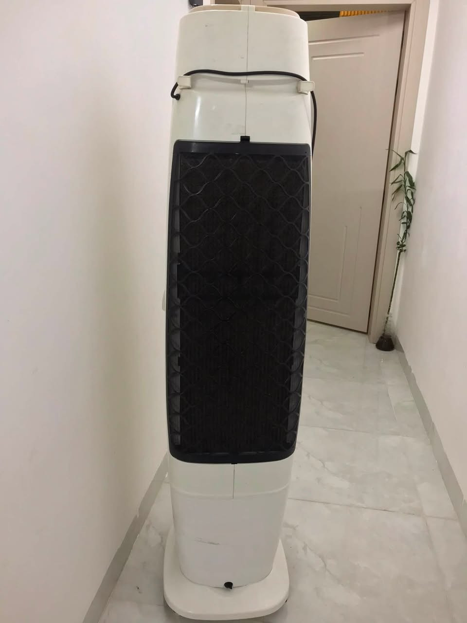 سلام عليكم كونفيره عاموديه الطول 170cm مستعمله شهر واحد/مميزاتها/❄️ تبريد بالهواء والماء: يسحب الهواء ويمرره على فلاتر/وسائد مبللة بالماء لتبريده.
💨 سرعات متعددة للمروحة للتحكم بقوة دفع الهواء.
🔄 توزيع الهواء على مساحة واسعة، وغالبًا يوجد تحريك تلقائي للريش.
💧 خزان ماء كبير نسبيًا، لذلك يمكن تشغيله لفترة طويلة قبل إعادة التعبئة..
🖥️ لوحة تحكم إلكترونية في الجزء العلوي.
🛞 قاعدة بعجلات لتسهيل نقله من غرفة إلى أخرى.
⚡ عادةً استهلاكه للكهرباء أقل بكثير من المكيف الضاغط، لأنه يعتمد على مروحة ومضخة ماء.والسعر فقط 175 الف والعنوان موصل جانب الأيسر في الكندي الثانيه ورقم /***********/
