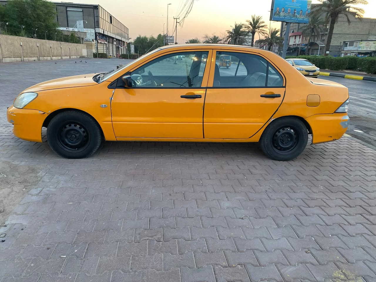 سلام عليكم
لانسر مديل 2009 وارد امريكي 
1600 كير اوتو ماشيه 188 
اصل لون سلفر مصبوغه صفره 
رقم مميز 20 ديالى 
شرط تحويل 
تبريد خير من الله 
مكينه ناعمه بلاديه
داخل نضيف 
باتري جديد
صدر خلفي جديد 
صدر الامامي نص عمر
دوشمه جلد 
داخال رصاصي واسود 
شاشه كار بلي 
سياره ممتعوبه 
سعر 65$ 
وبيه مجال 
تواصل (***********)
مكان سياره بغداد
