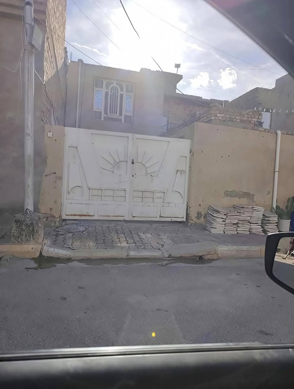 من رخصه الادمن المحترم 
السلام عليكم ورحمة الله وبركاته مشتمل ١٠٠ متر للايجار العنوان الكوت الشهداء شارع معمل المرور فرع الحسينيه يحتوي على كراج سياره هول مطبخ صحيات وغرفه وحده فوك سعر الإيجار ٢٥٠ قفل شامل الماء والكهرباء اخوان كلشي ذاكر بلمنشور وحته الصور رجاءا اقره وشوف كلشي قبل لا تتصل احترامي للجميع للاتصال ***********
