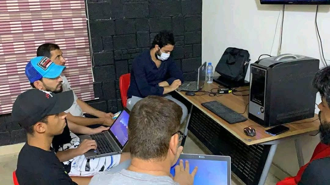 دورة الحاسبات 

1-تعليم استخدام جهاز الحاسبة من الصفر حتى العمل عليه باحتراف 
2-تعليم الطرق الصحيحه لاستخدام جهاز الحاسوب 
3- استخدام برامج الكتابه والرسم على الحاسبه 
4-طريقة فرمتة الحاسبه وبرمجتها 
5- طريقة تنصيب البرامج وازالتها 
6-طريقة اصلاح الريجستري 
+++++++++++++++++++
        صيانة الحاسبة 
1-الطريقه الصحيحه لتشخيص عطل الحاسبه 
2-الطريقه الصحيحه لمعالجة العطل 
3-الطريقه الصحيحه لفتح غطاء الحاسبات 
4-الطريقه الصحيحه لتبديل القطعه العاطله 
5-الطريقه الصحيحه لوجود القطعه المماثله للقطعه العاطله وتبديلها 
6- طريقة زيادة الرام وكرت الشاشه 
7-طريقة تعليم تصفير البايوز 
8- طريقة تبديل الشاشه وربطها بطريقه صحيحه  
9- طرق تنضيف المذر بورد من الكابونات العازله 
10- طريقة دمج الرام 
11- طرق الصيانه الاخره حتى الاحتراف 
 النضري +العملي
البصرة الجمهورية تقاطع معهد النفط قرب الريان سنتر للألعاب فوق قاعه الكوكب للرشاقة الطابق الثالث مصعد اكو *********** اتصال وواتساب البصرة, العراق
