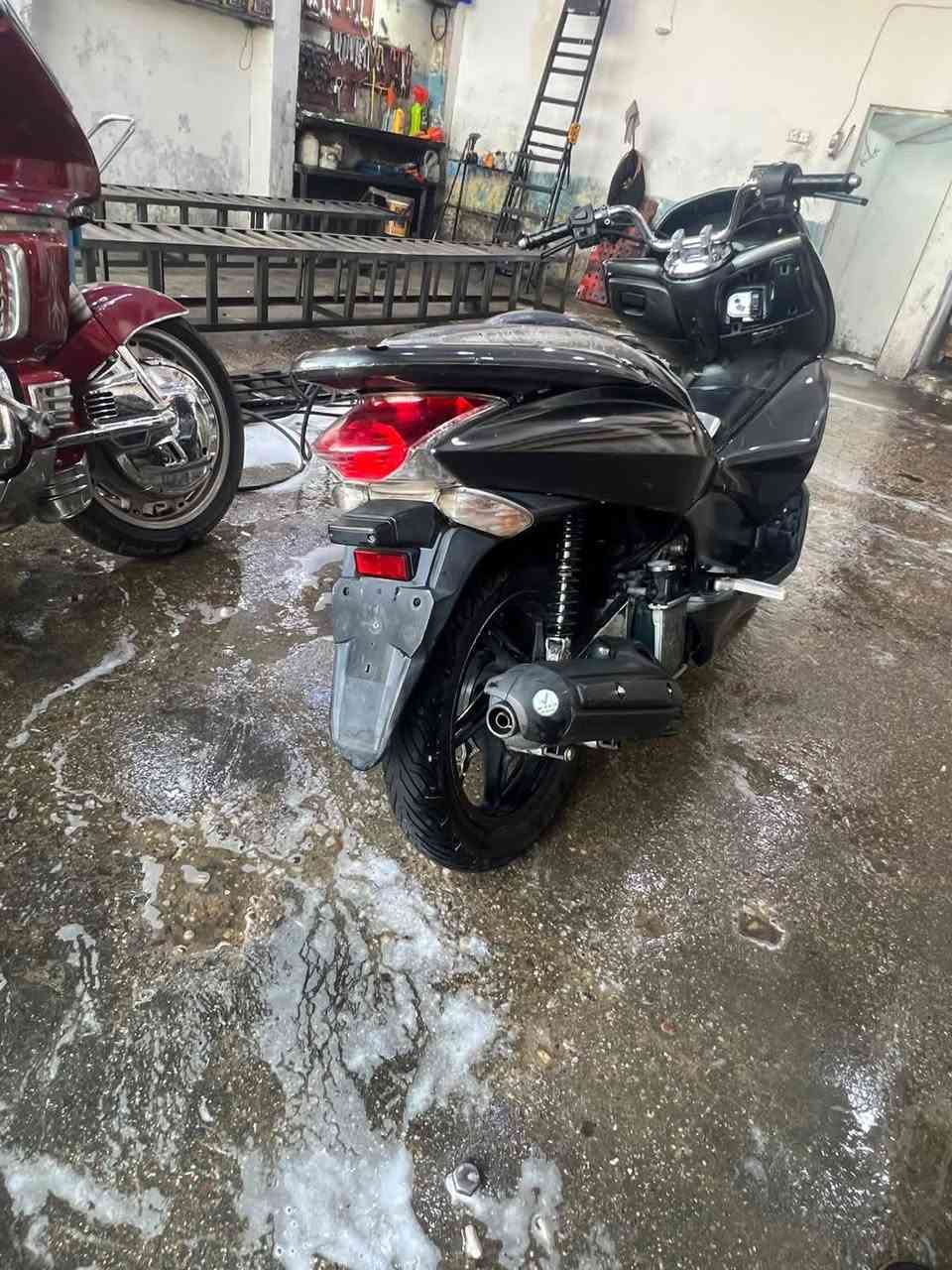 السلام عليكم بي سي اكس PCX ياباني محرك مكفول 125المرغوب شلعة ومعدل نكرة بكل وقت لاصوت لاتبخير خرسة كهربائيات كله شغالة دشبول شغال لونه مميز نفطي سعره مناسب 850مكاني بغداد حي اور او مدينة ***********رقمي

