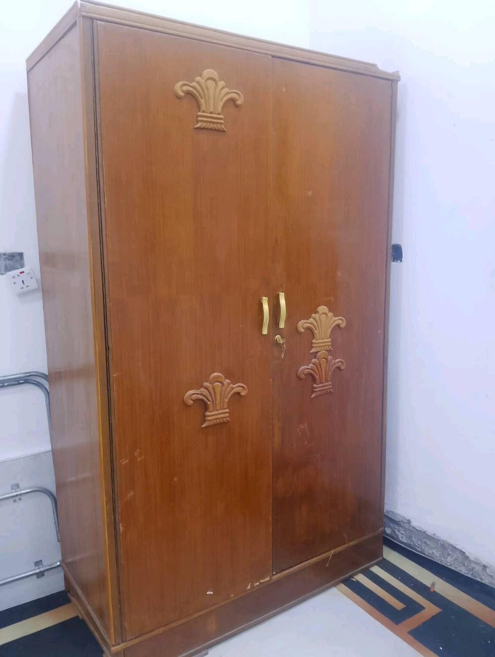 كنتور ابو طلكتين 
نضيف بس عوزة صبغ 
