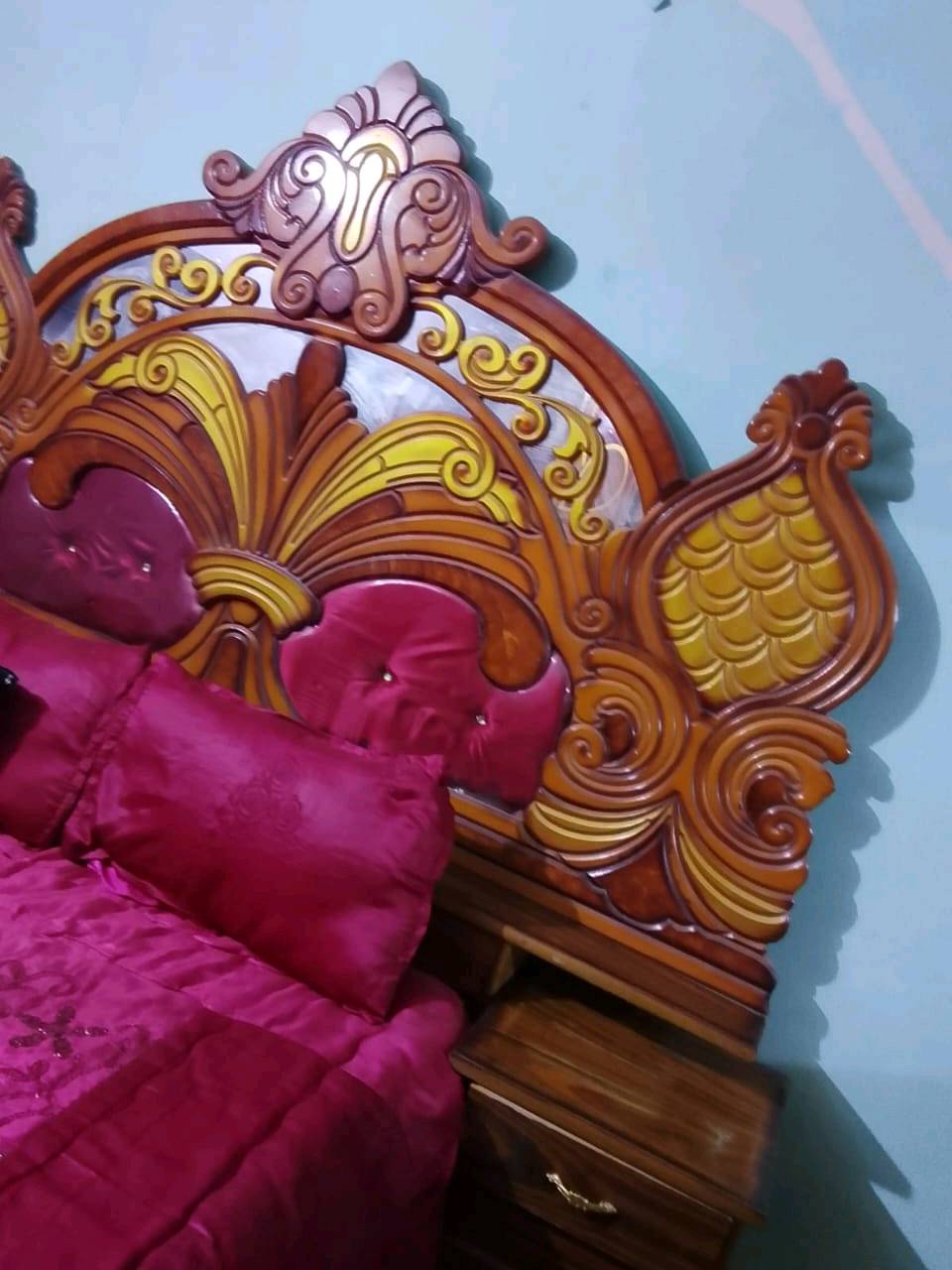 غرفه اخشاب نضيفه والله محتاجه واريد ابيعها مابيها بس هاي الضربه وخارجيه يعني بس من فوك