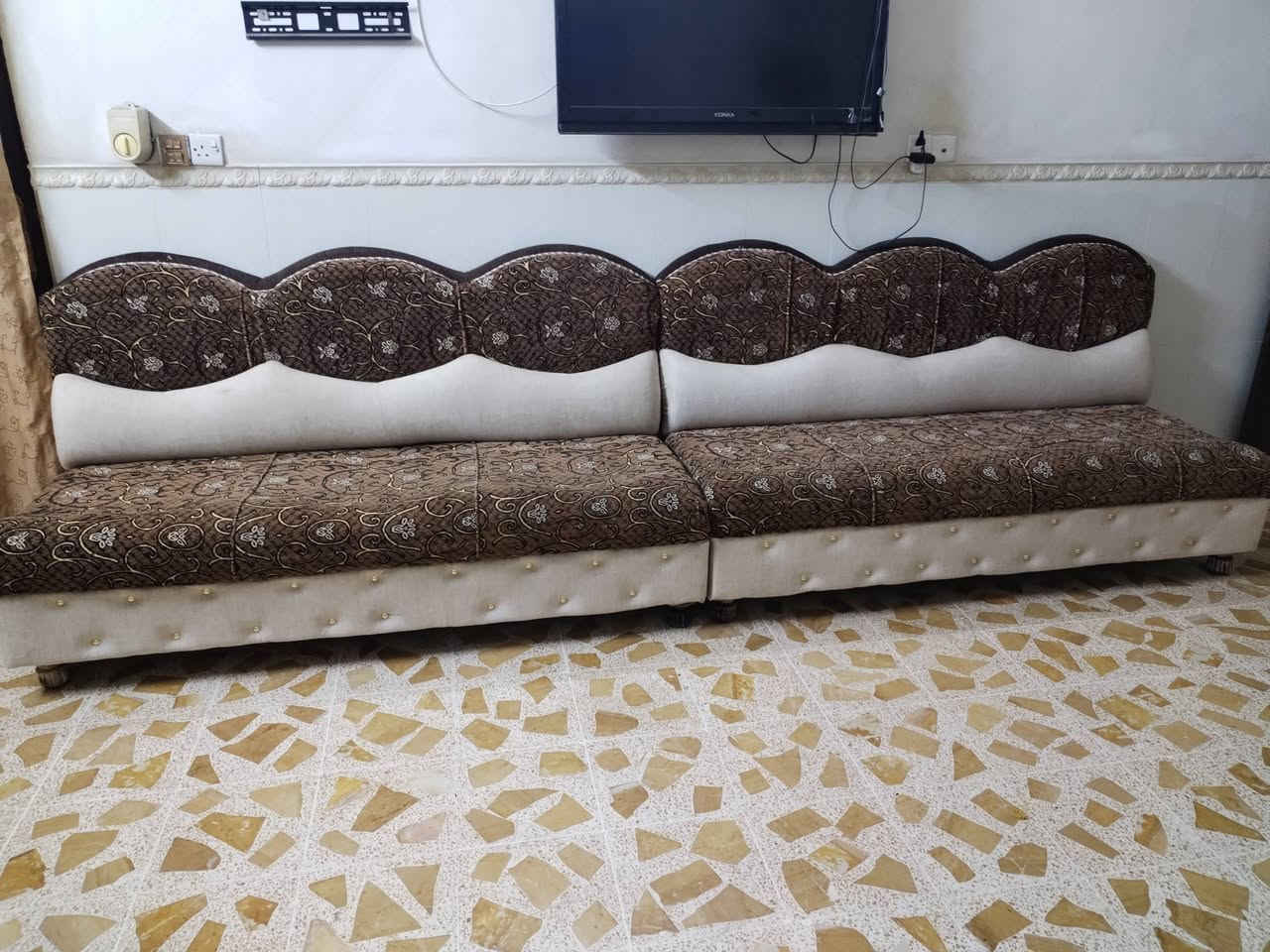 قنبات عدد 2 مغلفات جدد طول الوحده مترين سعر100
مكان جانب الايمن حي الهرمات 
***********
***********
