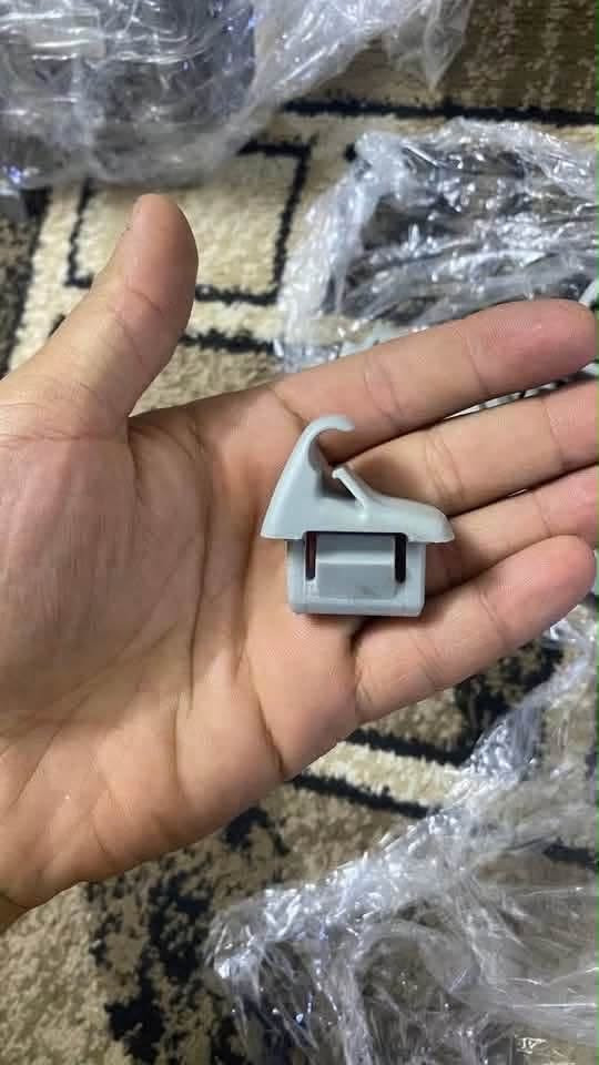 سلاو هاوریان ئەم چەن ئەشیا بچوکەم ماوە 
کلپسی کوشنی دواوە  جووتی بە ٥ هەزار
کلپسی شمەسی ١ دانەیە بە ٤ هەزار
دکتی تەبرید لای سکن بەشی ئایپادەکە
قاعیدەی کامیرای ناو سنوق بە ١٥ هەزار
ئەوانەی تریش نرخیان لە ژیر رەسمەکانیانە گەیاندن بەرەستە
***********
