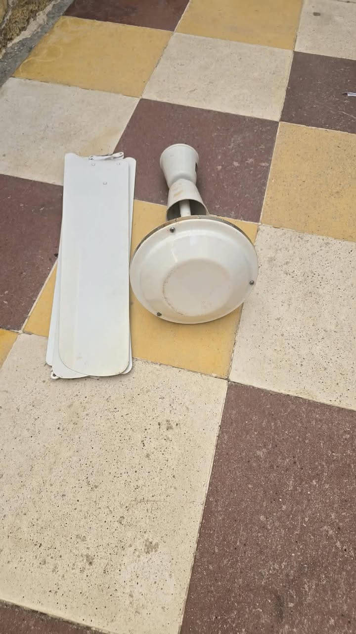 السلام عليكم
مروحه للبيع عربيه اصليه شغاله
