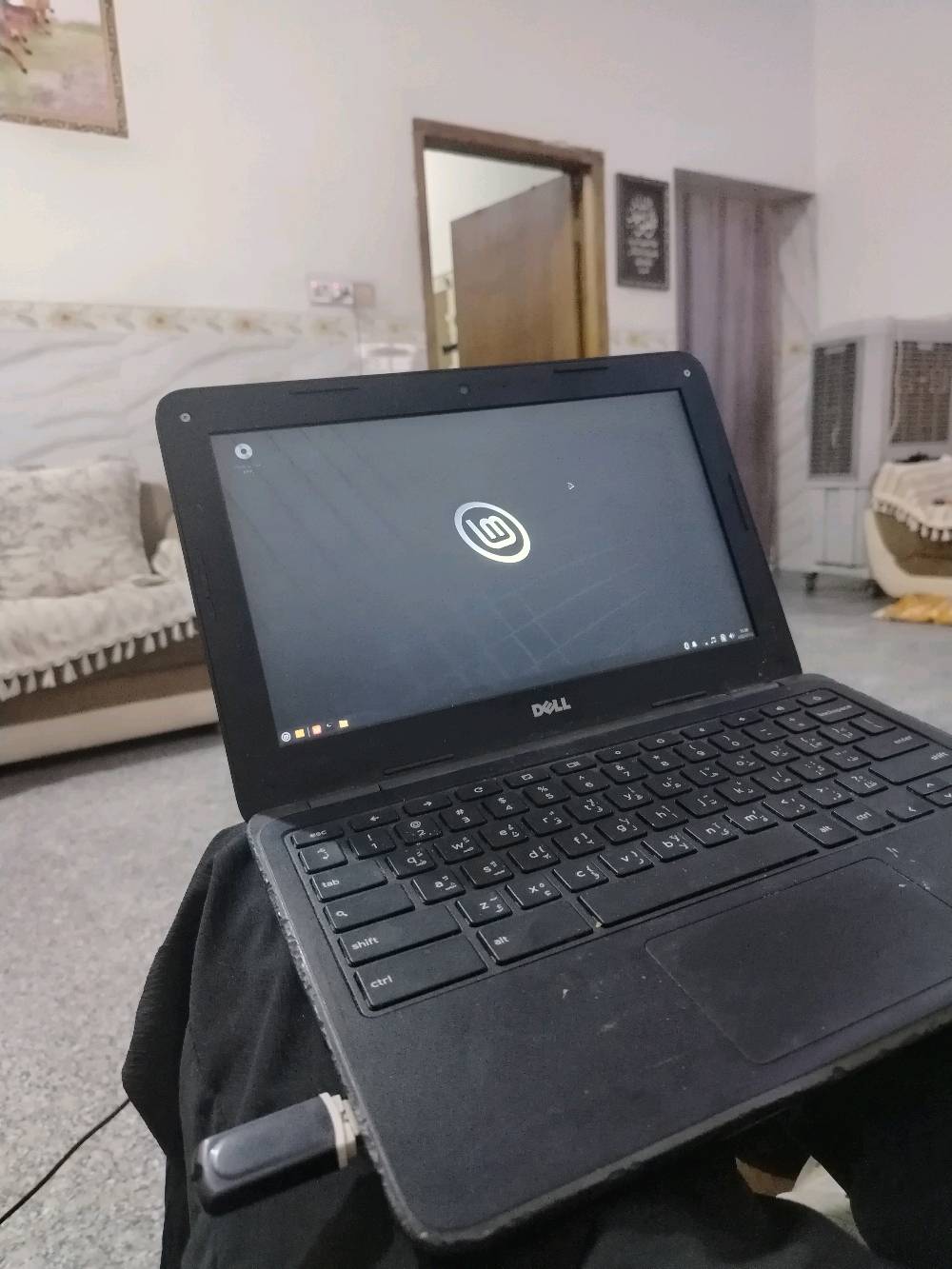 حاسبة مكتبية أو دراسية
شنو الموديل بالضبط مال اللابتوب؟ إذا تعرف رقم الموديل أو السلسلة من Dell اكتبه حتى يكون أوضح للمشتري.: 
Chromebook 1100
منو وين مكانك؟ يعني بأي محافظة/منطقة حتى الناس تعرف وين تستلم الجهاز.: 
بابل المركز
شكد حالة الجهاز من ناحية الاستخدام؟ بيه خدوش، كسر، أو شي متغيّر/متصلّح؟: 
الجهاز نضيف 80% ، ما مفتوح للتصليح استخدمناه فقط للدراسة 
البطارية والشحن شغالين زين؟ ويّا الشاحن الأصلي لو شاحن بديل؟: 
بطارية نسبتها 100% ووشحن يدوم عندك حتى 6 ساعات
مواصفاته شنو بالضبط: الرام، التخزين، والمعالج؟ وإذا تريد، هل بيه نظام Chromebook/ChromeOS لو نظام ثاني؟: 
رام 4 ، التخزين 15 وقابل للزيادة حتى 500 گيگا بايت ، حاليا منصب عليها لينكس بس اذا تريد انصبلك عليها أي نظام قبل لا ادزها بس بلغني