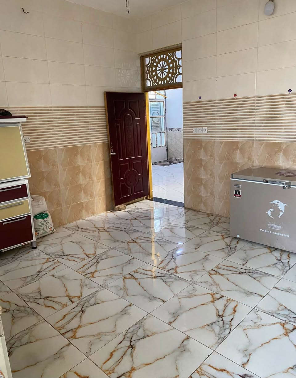 سلام عليكم
بيت للبيع الموقع المعامل الحسينيه شارع المستشفى 
مساحه للبيت ٢٠٠ متر /١٠/٢٠/
غرفتين نوم وصاله عله عرض البيت  
منور معه ترك داير عل بيت كله 
حمام داخلي وخارجي 
!ملاحضه مكلف بل نشر الستفسار التصال عله رقم
***********
