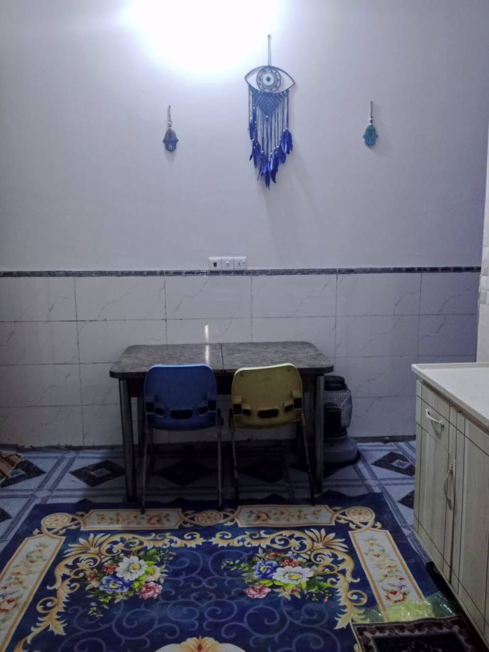 بيت للبيع 100 متر 5×20 بناء حديث زراعي اقرار محكمة يحتوي على استقبال مفتوحه على الصاله وصاله ومطبخ وغرفة نوم وحمام كبير وتواليت خارجي وبيتونه كبيره جدا نهايه مقاطعه 9/2َ السعر ٨٥ بيه مجال بسيط للاتصال *********** يرهم مراوس باقل حسب الاتفاق
