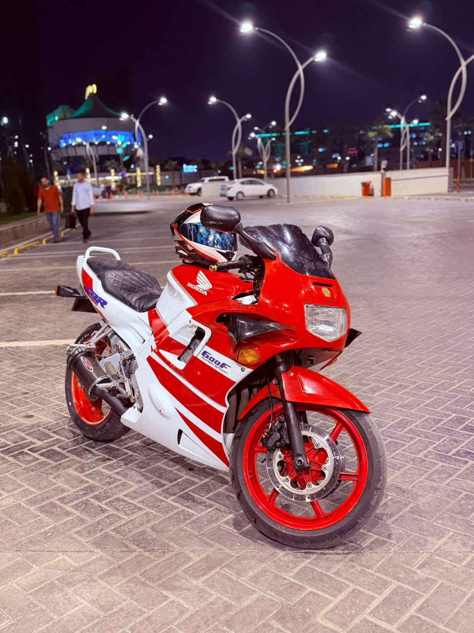 ٦٠٠ F2 • ١٩٩٨ • كهربا