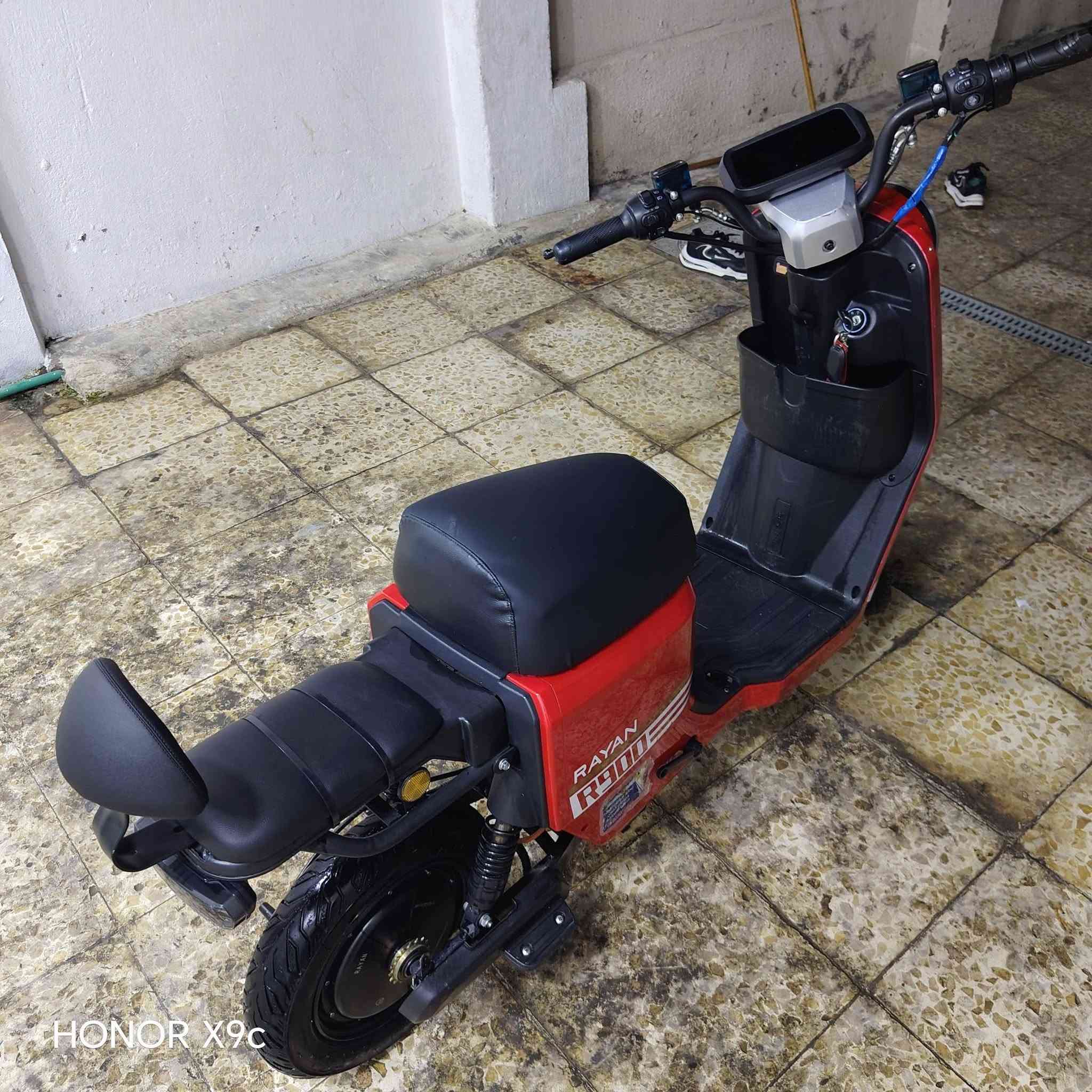 R900 • أحمر • بطاريات 100%