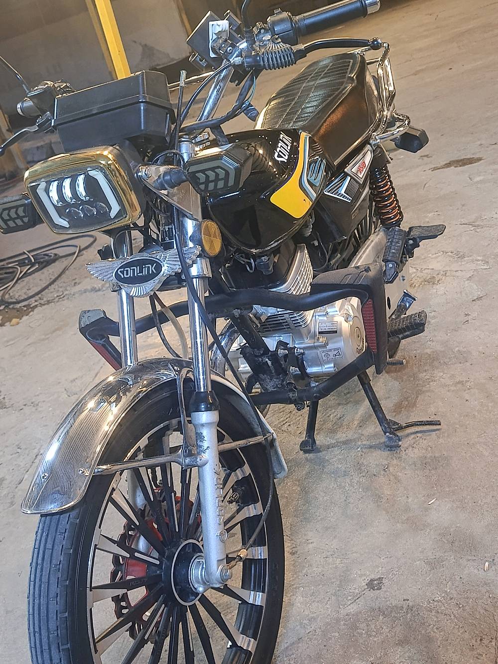 يالله .دراجه سونك محرك. سي بي اف  150cc موديل 25.دراجه نضيفه عل وضه شركه سعر مليون وبيها مجال .. ***********