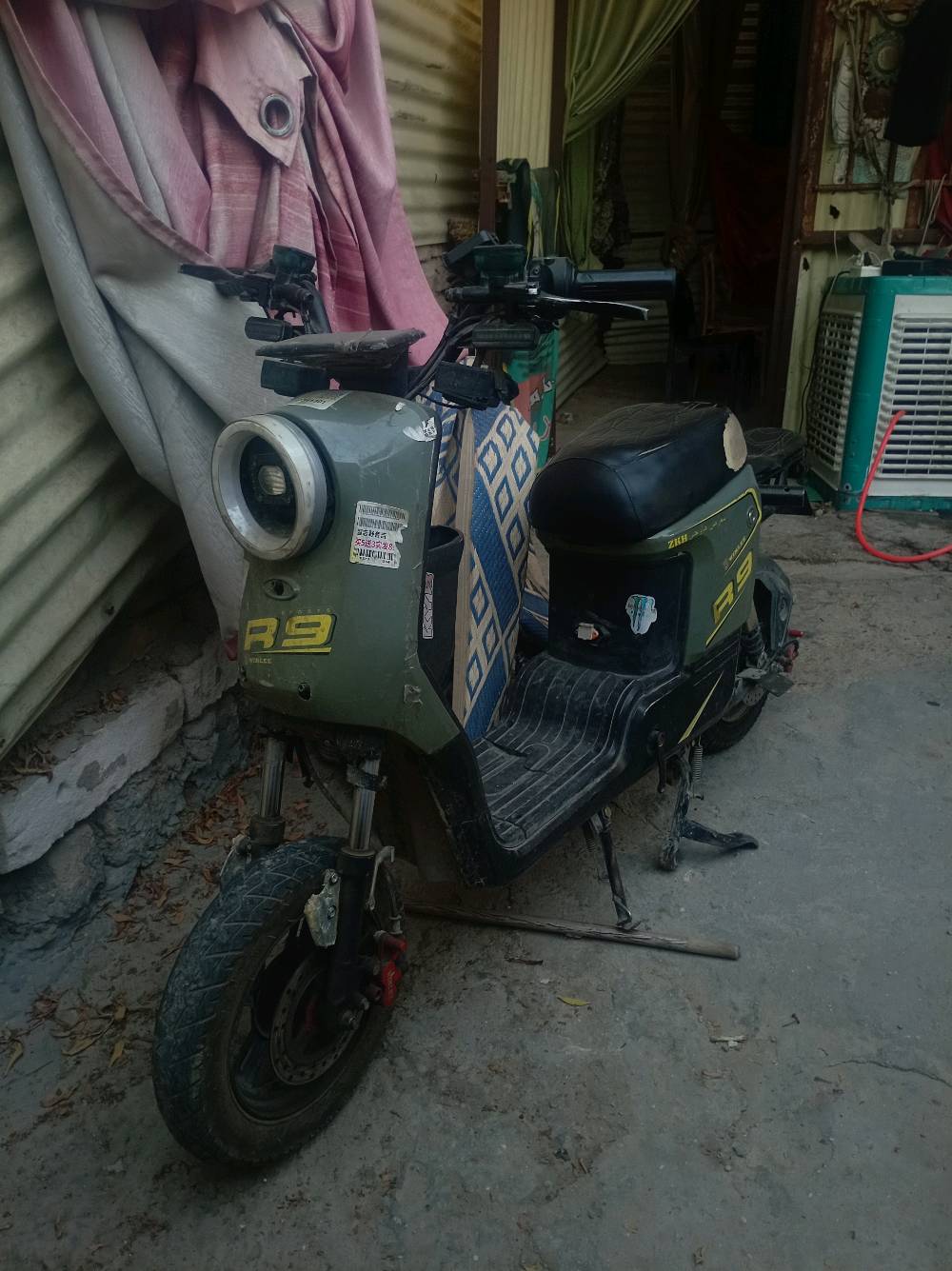 🚨 للبيع دراجة R9 🚨

الدراجة للبيع بسعر 300 ألف دينار، والسعر بي مجال.

🔋 بيها 5 بطاريات:
• 3 بطاريات جديدة
• بطارية وحدة ممتازة وتشتغل
• بطارية وحدة خلصانة وتحتاج تبديل

يعني الدراجة بيها عطل ببطارية وحدة فقط، ودا أذكر العطل بكل وضوح حتى ما يصير أي اختلاف ويا المشتري.

📍 بغداد – بغداد الجديدة
💰 السعر: 300 ألف قابل للتفاوض
📞 للتواصل: ***********