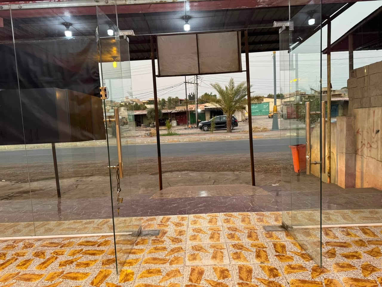 السلام عليكم عمارتين طابو زراعي عل شارع العام مباشر تجاريات خلف البورصه مباشر قرب مجمع سيد الاسعار داخل العلم الواجه الكليه 35 م العمارة الأولى واجهه 14 م نزال 24 طابق ارضي وطابق اول قاعه مفتوحه العماره الثانيه واجهه 21 م  نزال 24  طابق ارضي 
وطابق اول + مشتمل خلف العماره الثانيه 
الثنين وحده بسد وحده نجاريات عل شارع العام 
السعر المطلوب 600 وبي طكه مجال الشراي يتصل ويجي يعاين ويقتنع مكان مميز وراقي ***********
