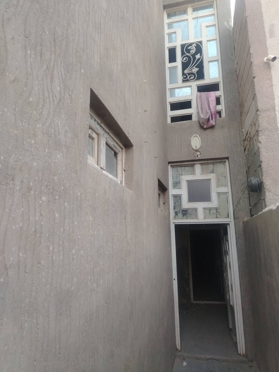 🏠بيت100متر طابقين للبيع ب الحولي خلف الملعب مباشرةً.
🟤الاساس تجعيب والسقفين شيلمان. 

⚫يحتوي الطابق الاول على غرفة وصالة ومطبخ واستقبال وصحيات والطابق الثاني على غرفتين نوم وصالة وصحيات. 

🔵ملاحظة: البيت عوزه كاشي للطابق الأول والثاني وصبغ، السعر75مع المجال. 

للأستفسار على هذا الرقم*********** واتساب. 
غير متواجد ع الفيس.
