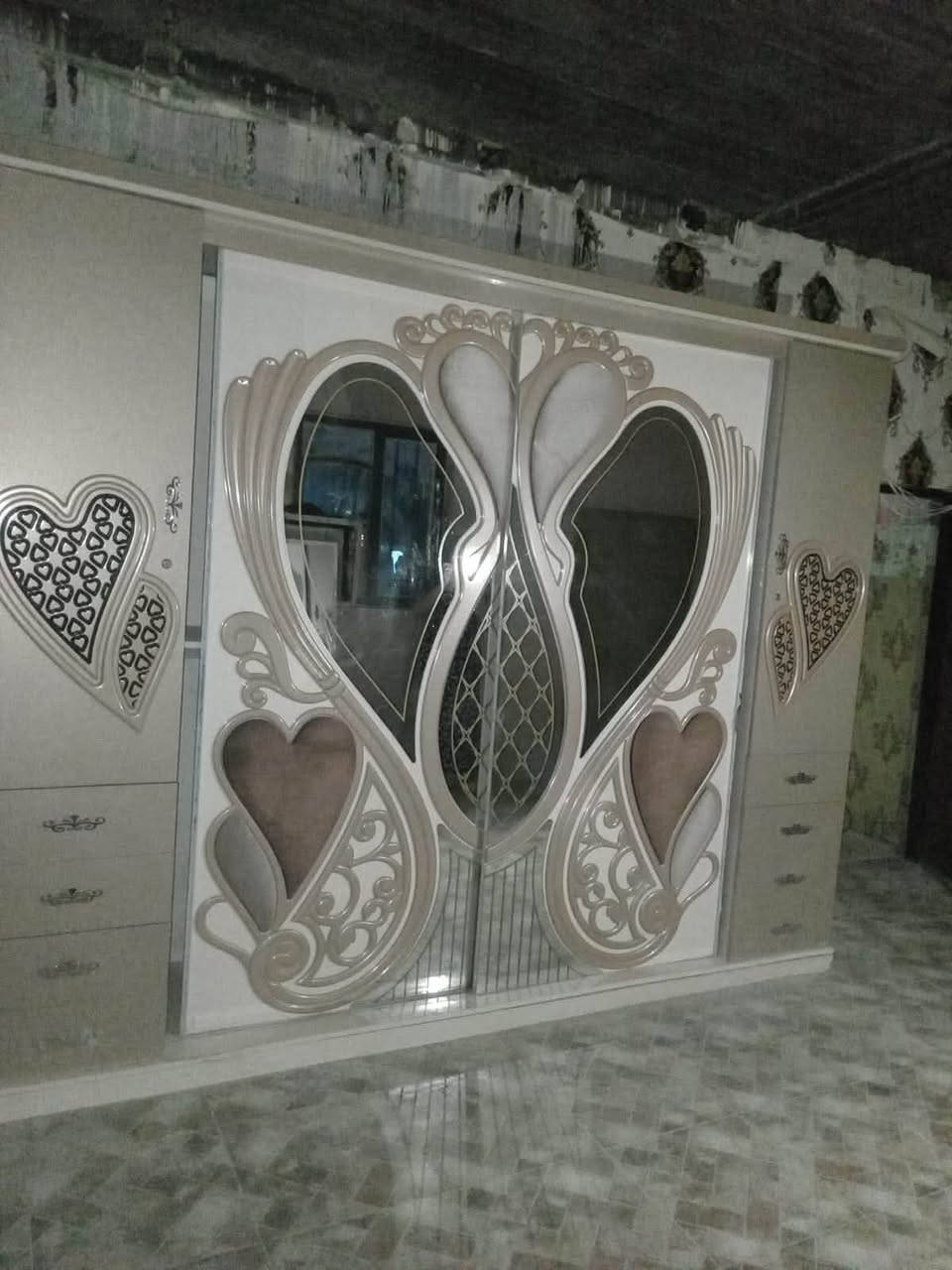 السلام عليكم غرفه للبيع سعرها ٣٥٠ وبيها مجال بسيط العنوان حي العامل  ***********
